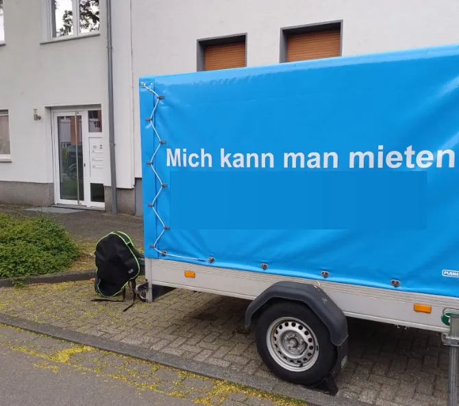 Unsinn-Transportanhänger mit hoher blauer Plane, Außenansicht